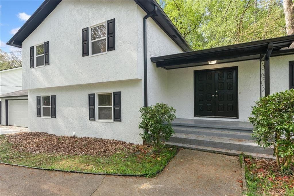 4 bedroom, 3 bathroom, 2,519 sq ft single family residence for sale at 4645 Dunwoody Club Drive, Dunwoody, GA 30350 — photo 4