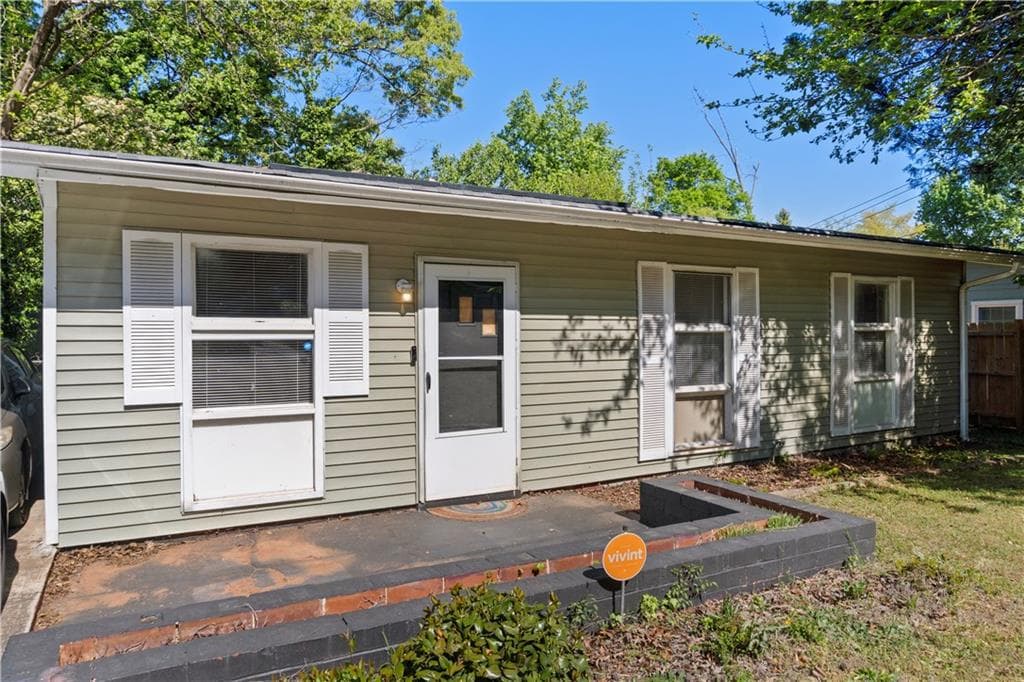 3 bedroom, 1 bathroom, 925 sq ft single family residence for sale at 381 Lincoln Street, Atlanta, GA 30315 — photo 1 of 20