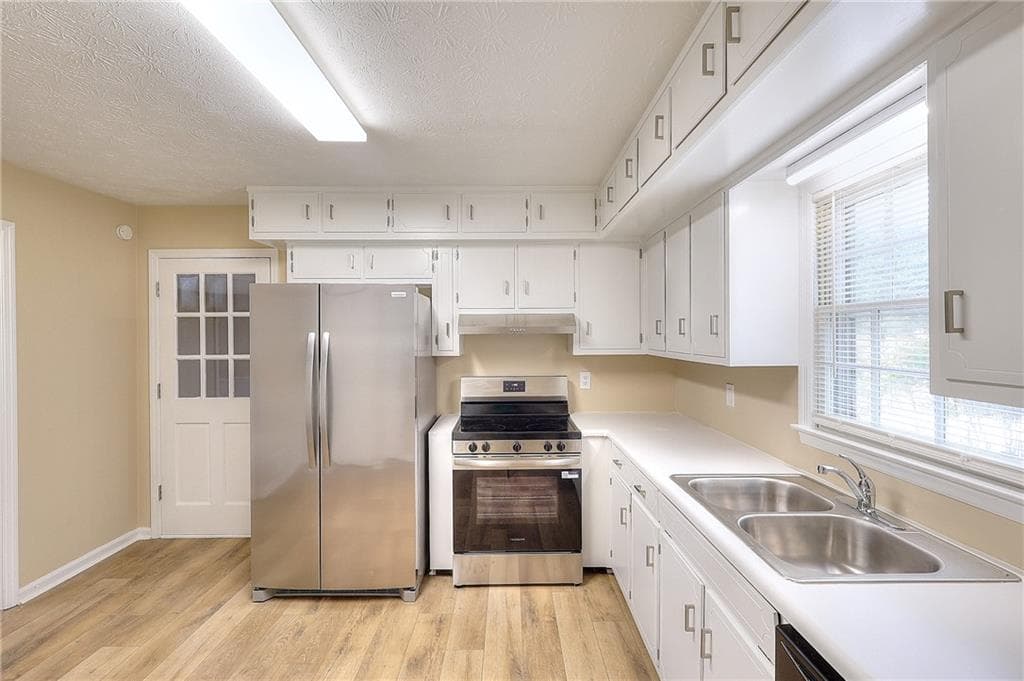 3 bedroom, 2 bathroom, 1,872 sq ft single family residence for sale at 1124 Ironwood Drive, Grayson, GA 30017 — photo 3