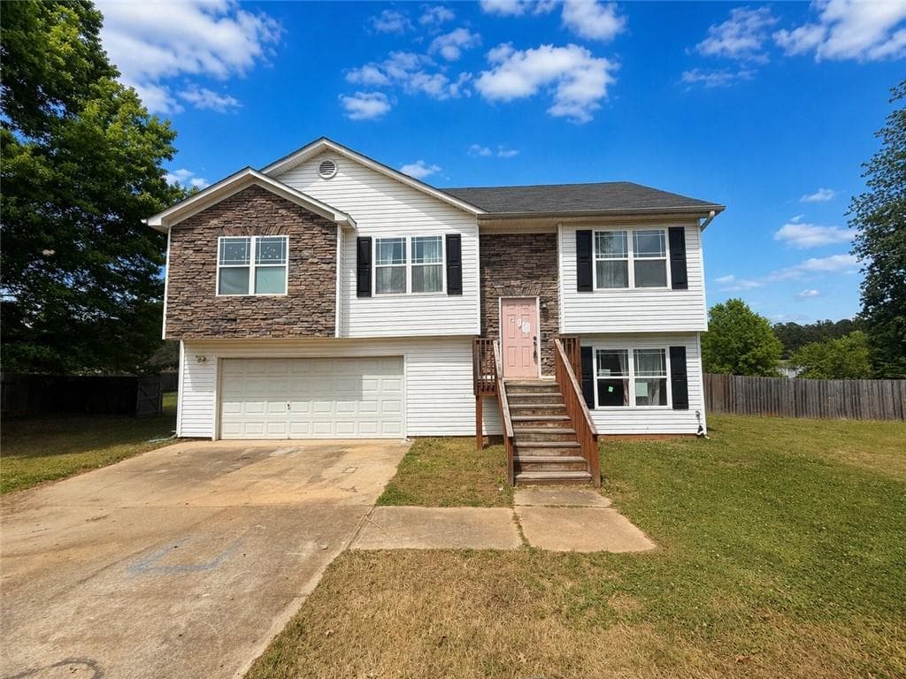4 bedroom, 3 bathroom, 1,717 sq ft single family residence for sale at 400 Kissee Court, Jackson, GA 30233 — photo 1 of 43