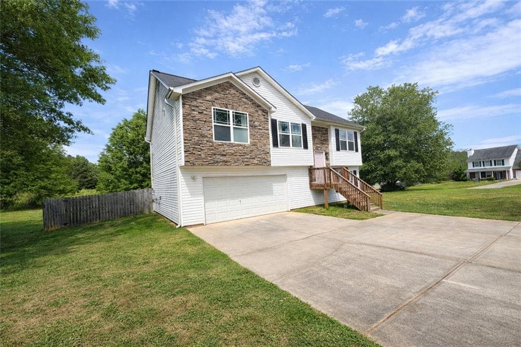 4 bedroom, 3 bathroom, 1,717 sq ft single family residence for sale at 400 Kissee Court, Jackson, GA 30233 — photo 2
