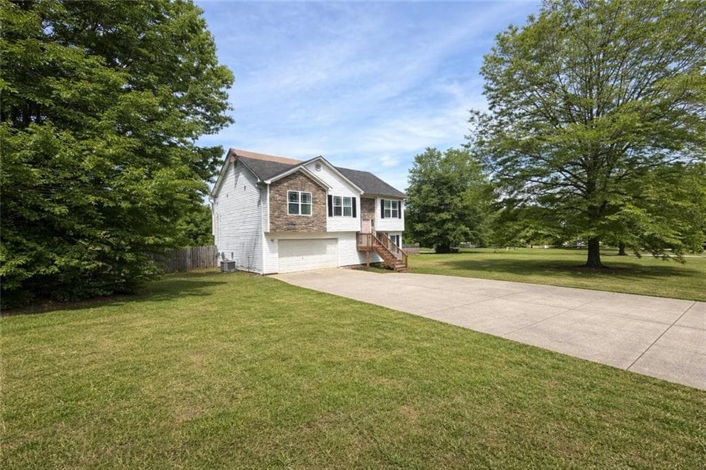 4 bedroom, 3 bathroom, 1,717 sq ft single family residence for sale at 400 Kissee Court, Jackson, GA 30233 — photo 9