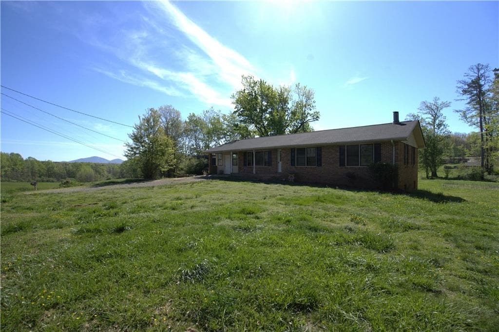 3 bedroom, 2 bathroom, 2,456 sq ft single family residence under contract at 337 Dockery Road, Dahlonega, GA 30533 — photo 2