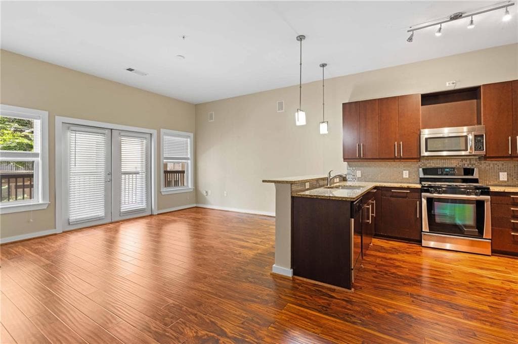 1 bedroom, 1 bathroom, 737 sq ft condominium for sale at 870 Inman Village Parkway 204, Atlanta, GA 30307 — photo 2