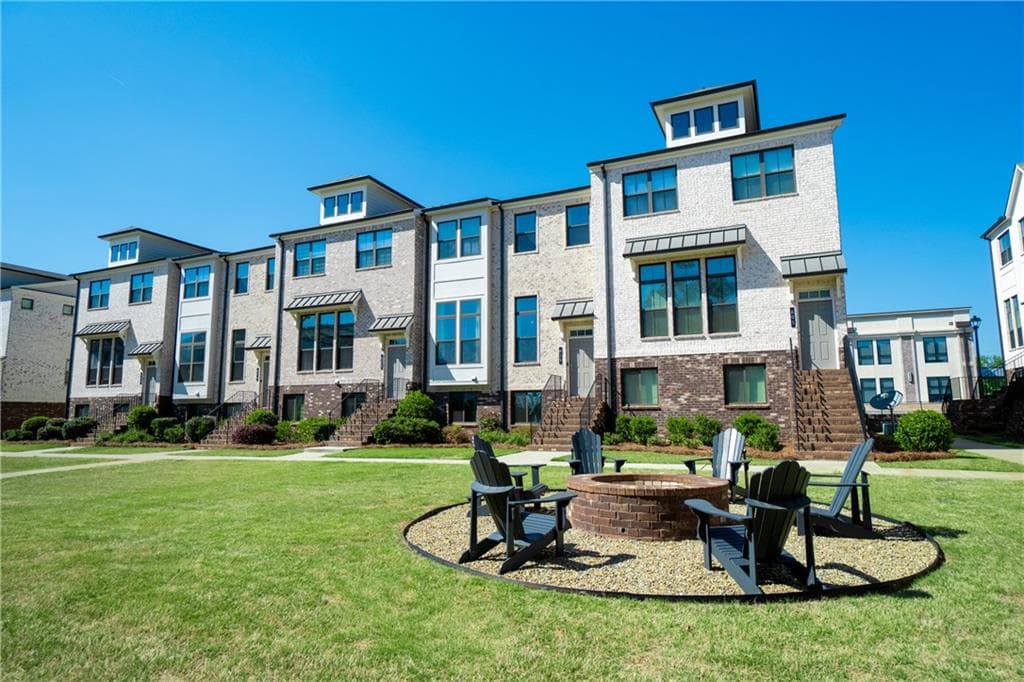 4 bedroom, 4 bathroom, 2,200 sq ft townhouse for sale at 615 Fair View Circle, Roswell, GA 30076 — photo 1 of 36
