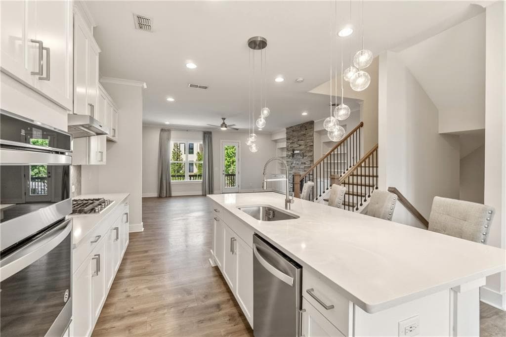 4 bedroom, 4 bathroom, 2,200 sq ft townhouse for sale at 615 Fair View Circle, Roswell, GA 30076 — photo 3