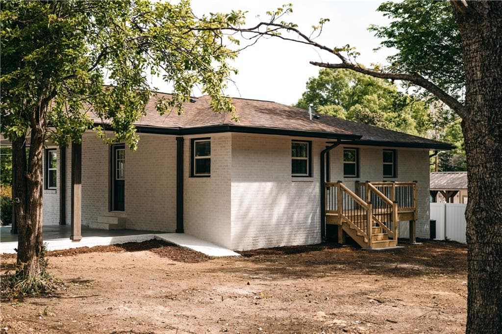 3 bedroom, 3 bathroom, 1,296 sq ft single family residence under contract at 19 S Central Avenue, Lindale, GA 30147 — photo 3