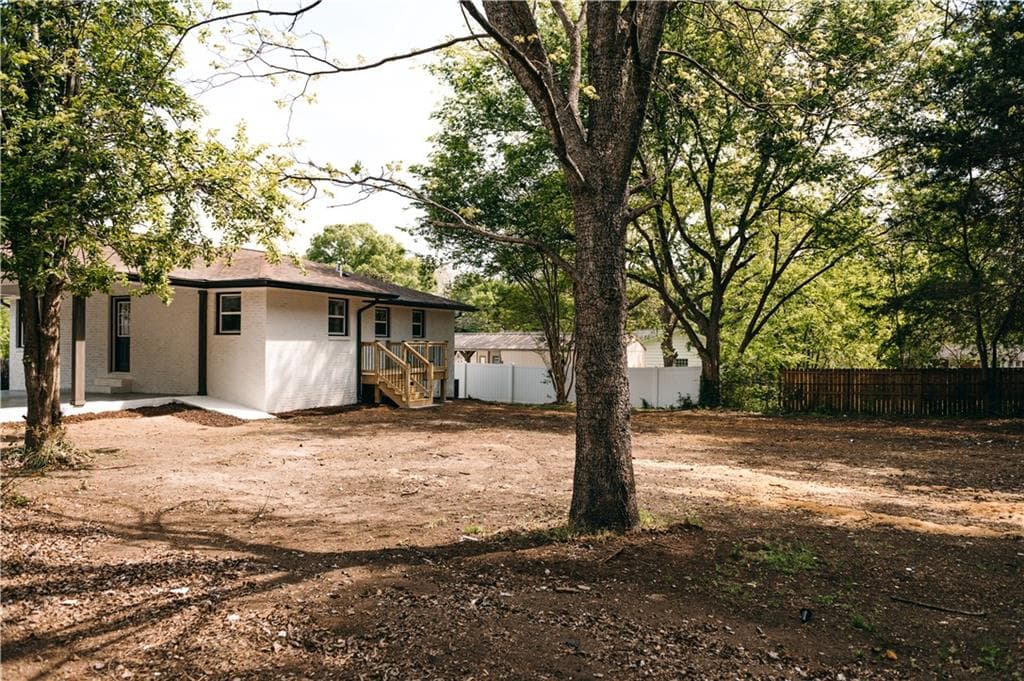 3 bedroom, 3 bathroom, 1,296 sq ft single family residence under contract at 19 S Central Avenue, Lindale, GA 30147 — photo 5