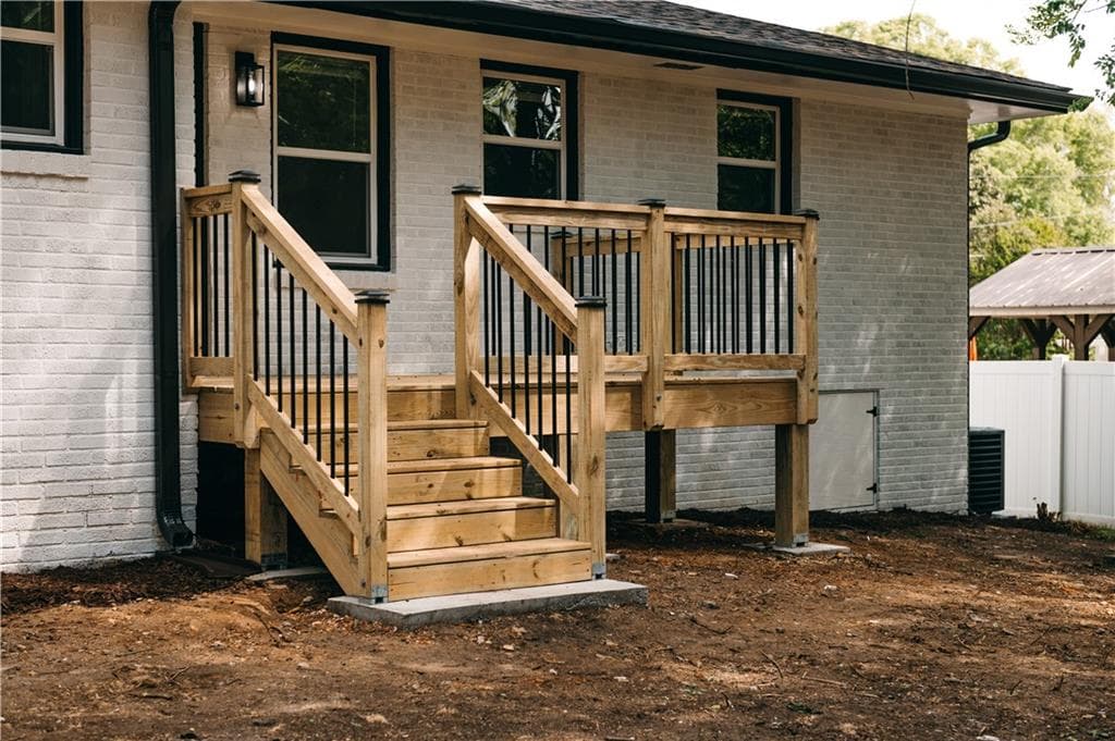 3 bedroom, 3 bathroom, 1,296 sq ft single family residence under contract at 19 S Central Avenue, Lindale, GA 30147 — photo 6