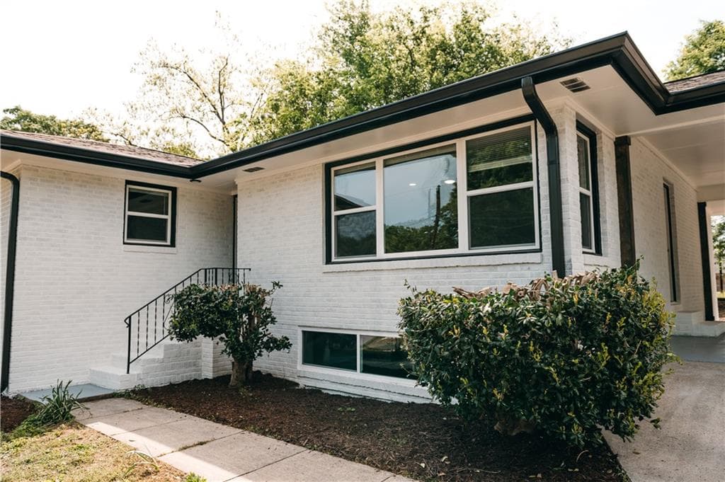3 bedroom, 3 bathroom, 1,296 sq ft single family residence under contract at 19 S Central Avenue, Lindale, GA 30147 — photo 8