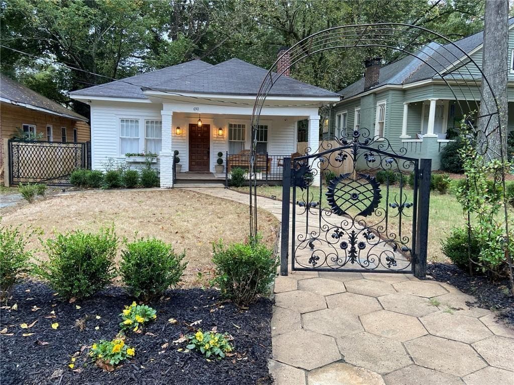 2 bedroom, 3 bathroom, 1,232 sq ft single family residence for sale at 650 Elbert Street, Atlanta, GA 30310