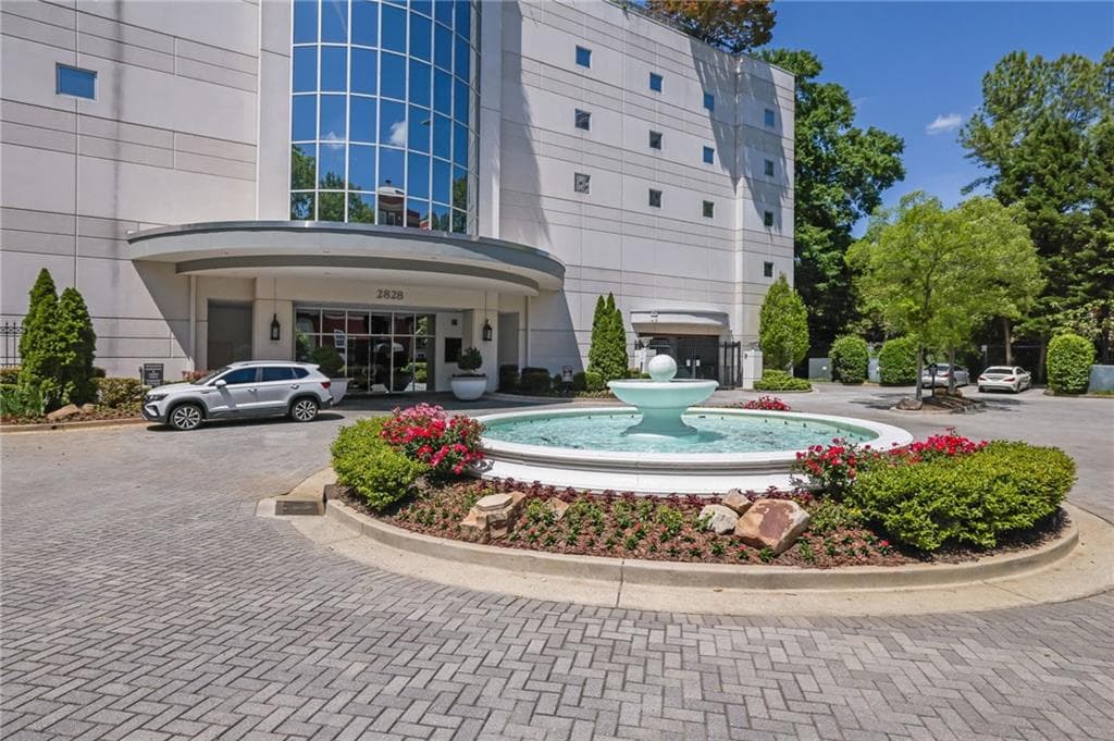 2 bedroom, 2 bathroom, 1,371 sq ft condominium for sale at 2828 Peachtree Road 1901, Atlanta, GA 30305 — photo 4