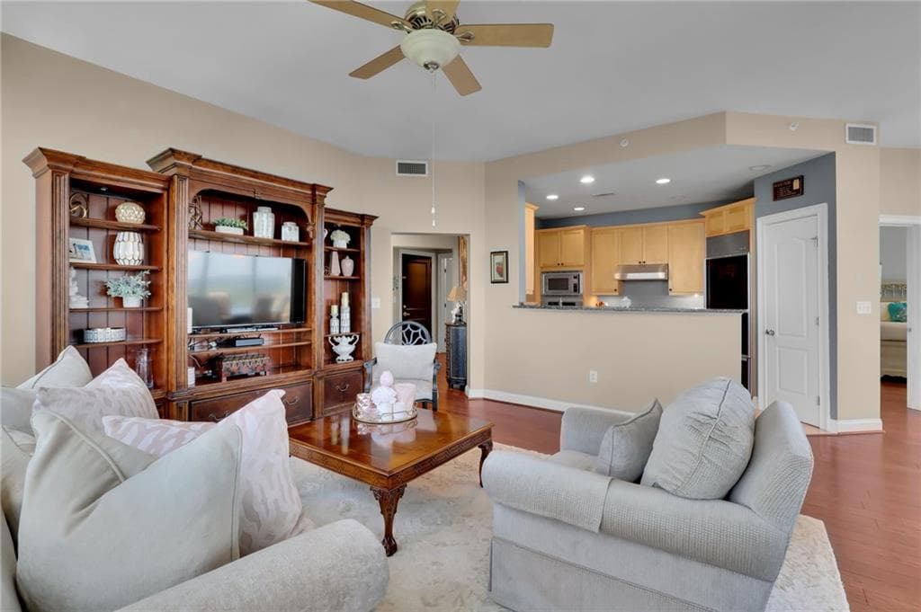 2 bedroom, 2 bathroom, 1,371 sq ft condominium for sale at 2828 Peachtree Road 1901, Atlanta, GA 30305 — photo 6