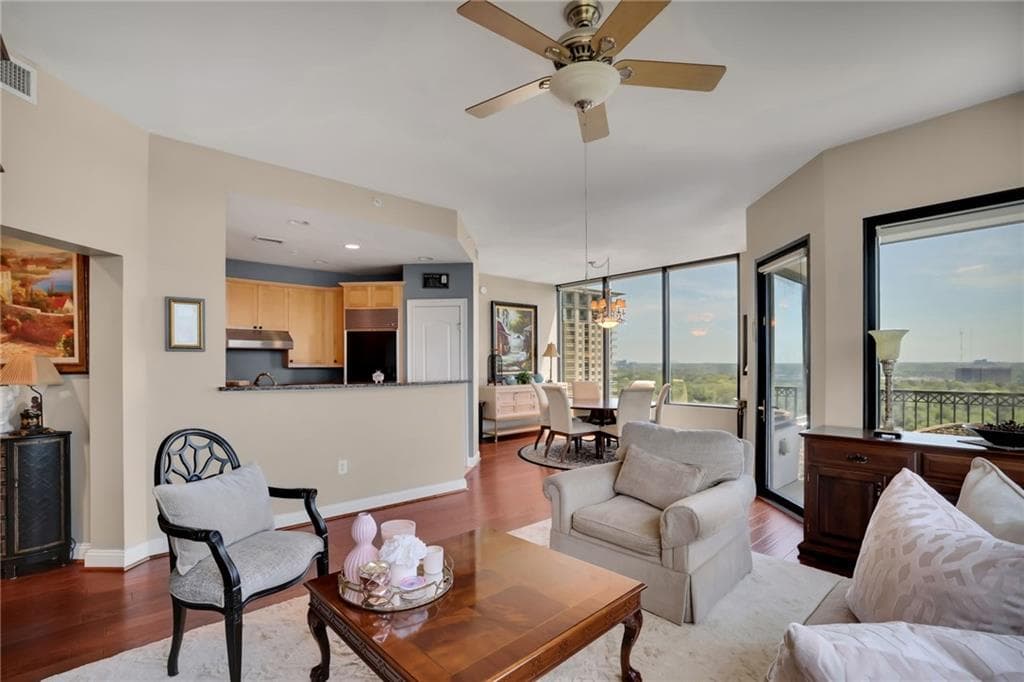 2 bedroom, 2 bathroom, 1,371 sq ft condominium for sale at 2828 Peachtree Road 1901, Atlanta, GA 30305 — photo 7