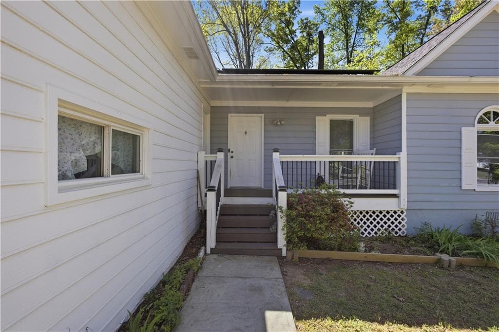 3 bedroom, 2 bathroom, 1,215 sq ft single family residence for sale at 3122 Morris Lane, Lawrenceville, GA 30044 — photo 3