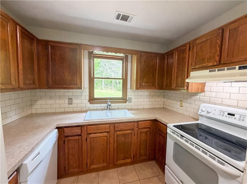 3 bedroom, 2 bathroom, 1,240 sq ft single family residence for sale at 1514 Willow Gate Way, Auburn, GA 30011 — photo 2