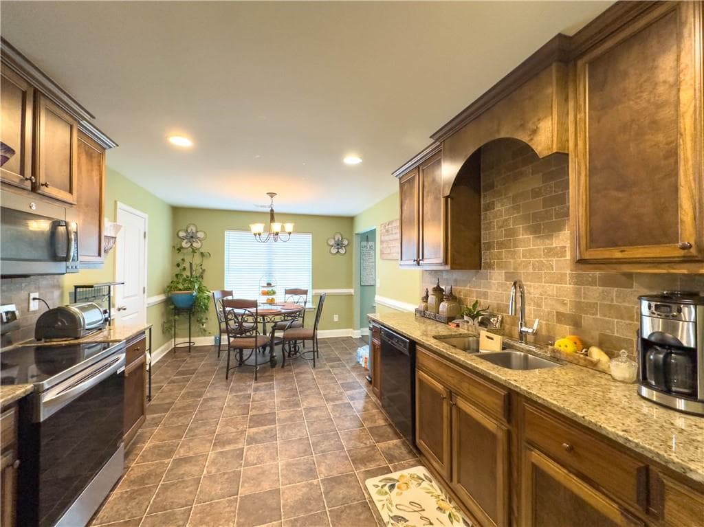 3 bedroom, 3 bathroom, 1,924 sq ft single family residence under contract at 5409 Stepstone Way, Gainesville, GA 30506 — photo 2