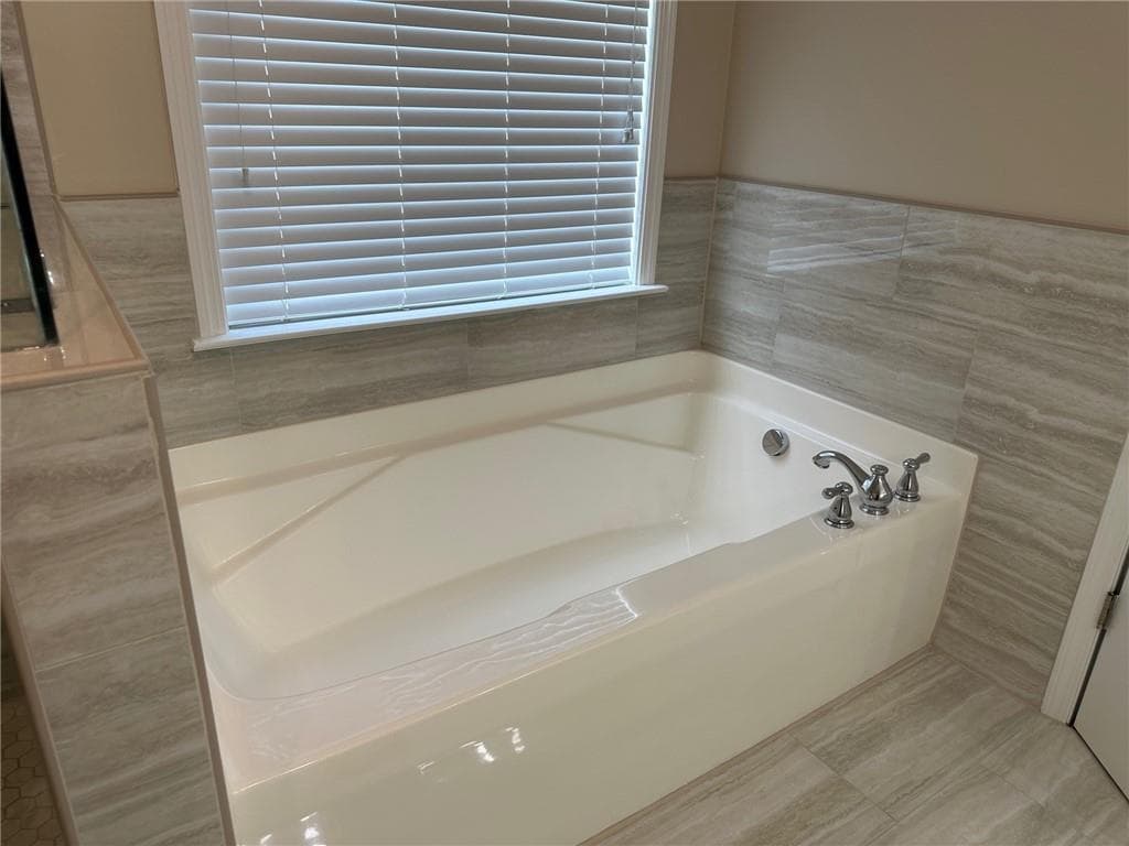 4 bedroom, 3 bathroom, 2,834 sq ft single family residence for sale at 3863 Amberleigh Trace, Gainesville, GA 30507 — photo 2