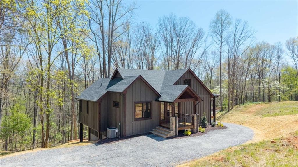 3 bedroom, 3 bathroom, 2,500 sq ft single family residence for sale at 1038 BLUEBIRD Road, Mineral Bluff, GA 30559 — photo 6