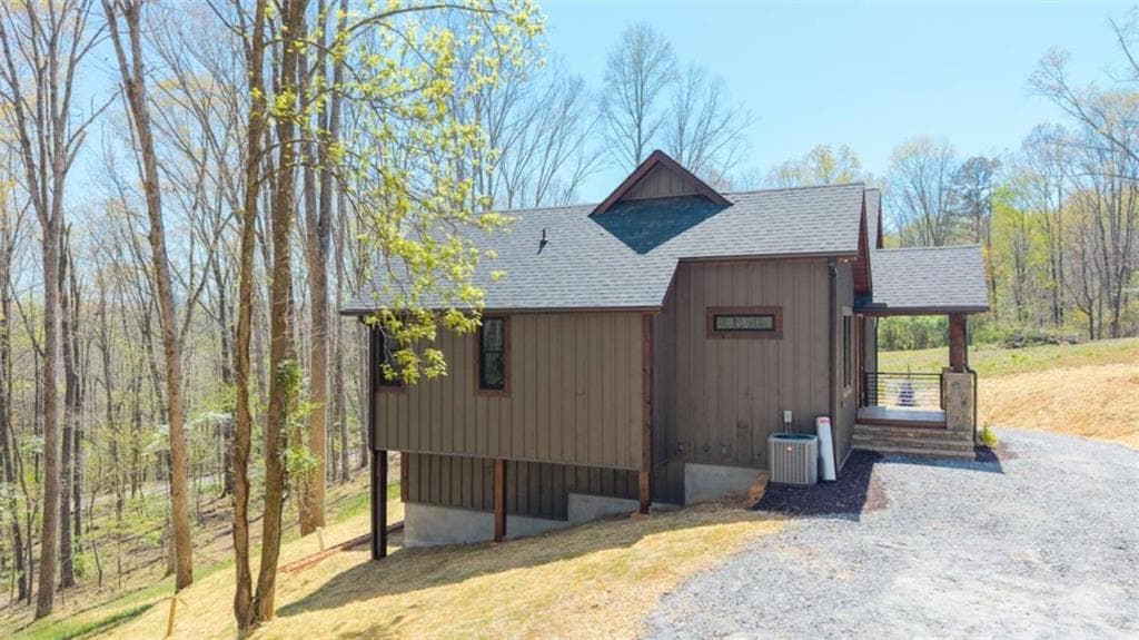 3 bedroom, 3 bathroom, 2,500 sq ft single family residence for sale at 1038 BLUEBIRD Road, Mineral Bluff, GA 30559 — photo 8