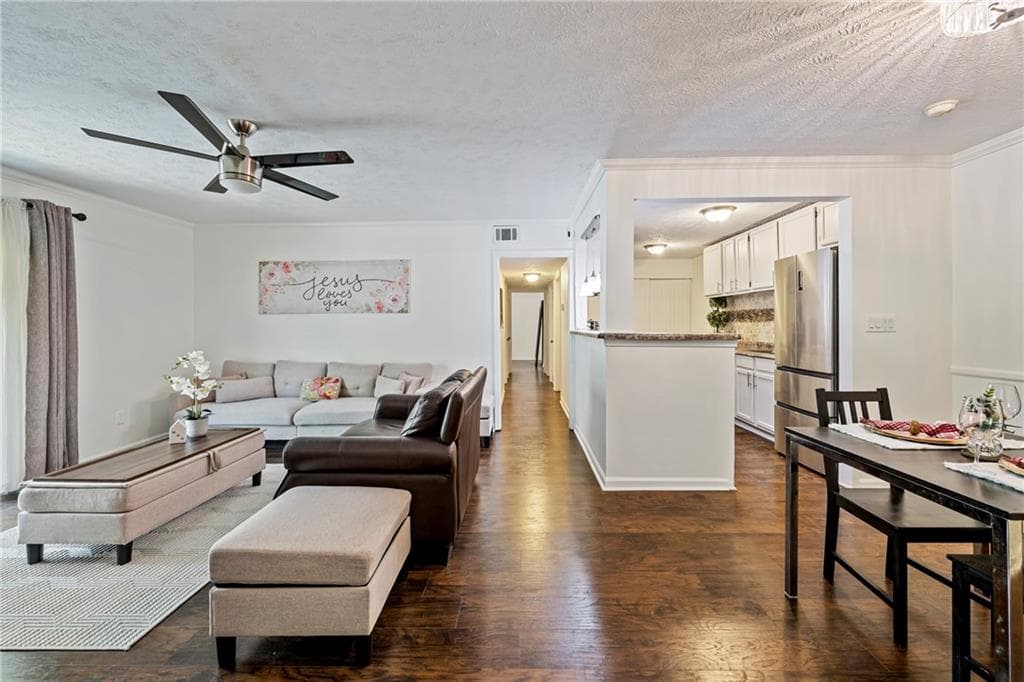 2 bedroom, 2 bathroom, 1,048 sq ft condominium for sale at 725 Dalrymple Road 5C, Sandy Springs, GA 30328 — photo 1 of 18