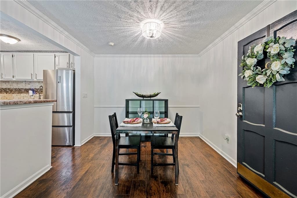 2 bedroom, 2 bathroom, 1,048 sq ft condominium for sale at 725 Dalrymple Road 5C, Sandy Springs, GA 30328 — photo 2