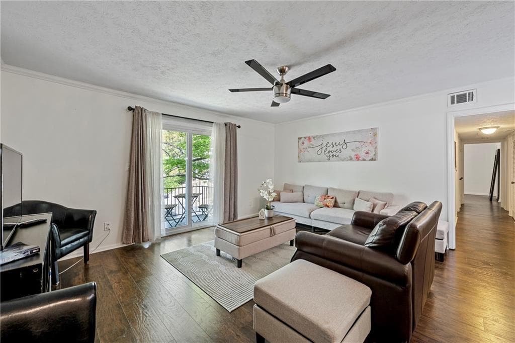 2 bedroom, 2 bathroom, 1,048 sq ft condominium for sale at 725 Dalrymple Road 5C, Sandy Springs, GA 30328 — photo 3