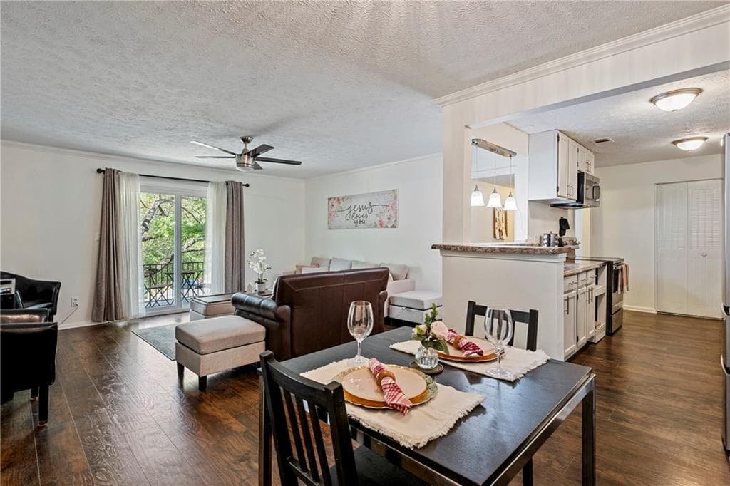 2 bedroom, 2 bathroom, 1,048 sq ft condominium for sale at 725 Dalrymple Road 5C, Sandy Springs, GA 30328 — photo 4