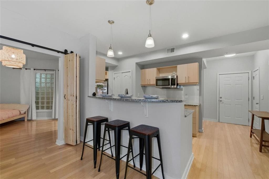1 bedroom, 1 bathroom, 1,107 sq ft condominium for sale at 390 17th Street 3038, Atlanta, GA 30363 — photo 4