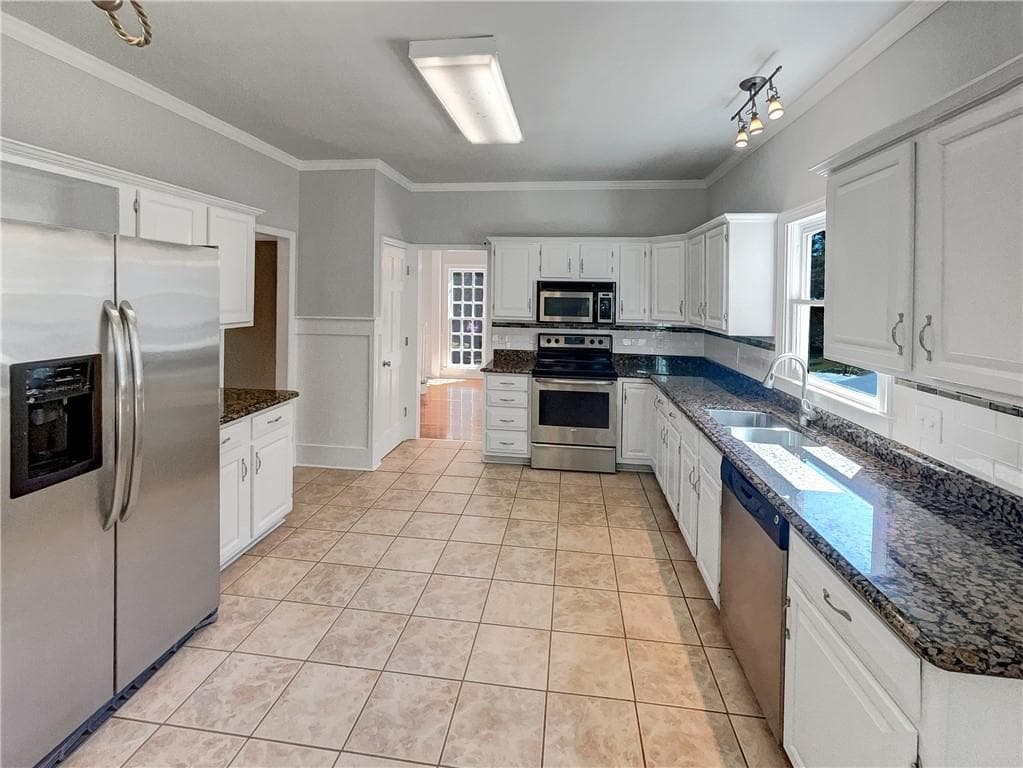 3 bedroom, 3 bathroom, 2,380 sq ft single family residence under contract at 3526 W Hampton Drive, Marietta, GA 30064 — photo 6