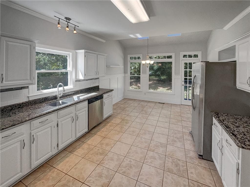 3 bedroom, 3 bathroom, 2,380 sq ft single family residence under contract at 3526 W Hampton Drive, Marietta, GA 30064 — photo 9