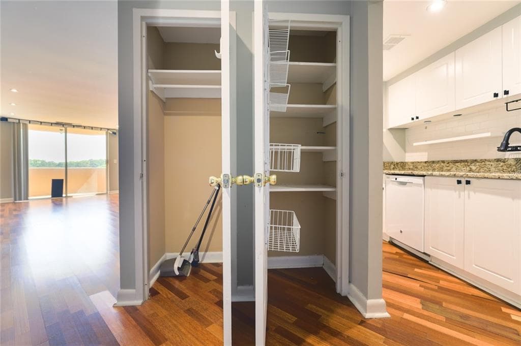 1 bedroom, 1 bathroom, 814 sq ft condominium under contract at 1501 Clairmont Road 1216, Decatur, GA 30033 — photo 8