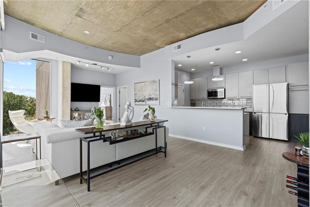 2 bedroom, 2 bathroom, 1,368 sq ft condominium for sale at 3300 Windy Ridge Parkway 502, Atlanta, GA 30339 — photo 3
