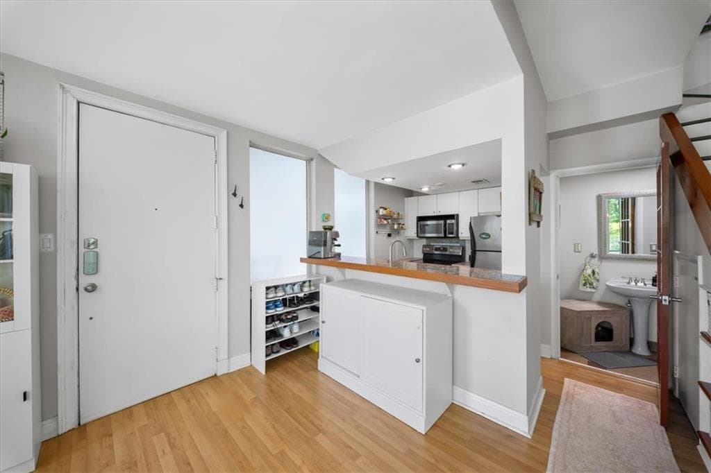 2 bedroom, 2 bathroom, 1,008 sq ft condominium for sale at 287 14th Street 13, Atlanta, GA 30318 — photo 9