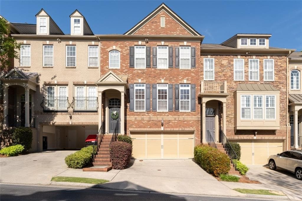 4 bedroom, 4 bathroom, 2,220 sq ft townhouse for sale at 2852 Overlook Court, Atlanta, GA 30324 — photo 1 of 38