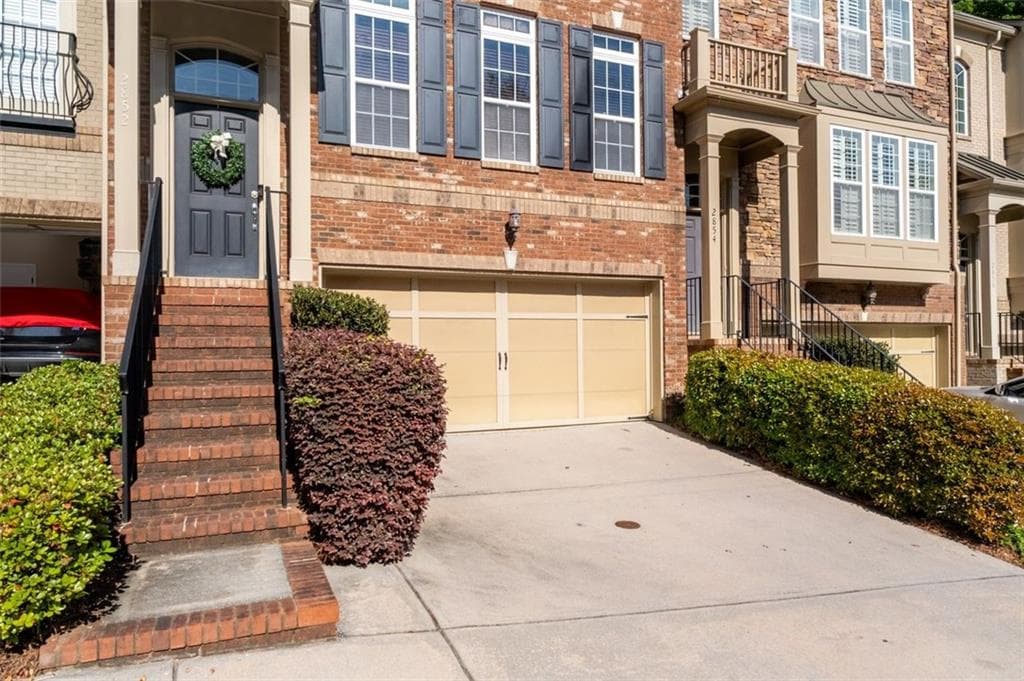 4 bedroom, 4 bathroom, 2,220 sq ft townhouse for sale at 2852 Overlook Court, Atlanta, GA 30324 — photo 2