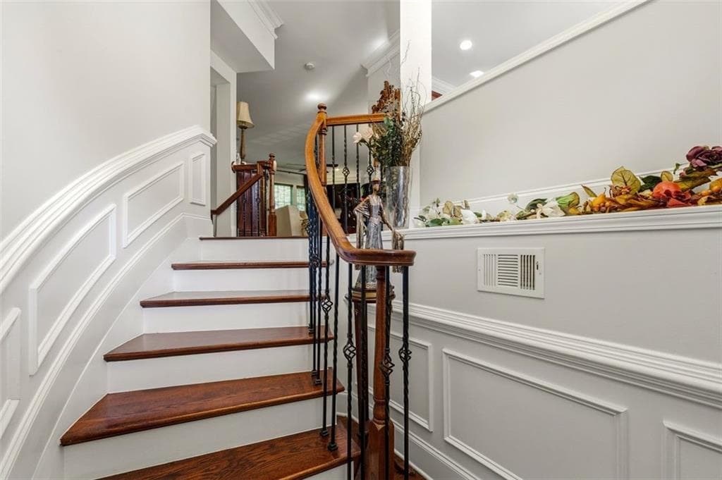 4 bedroom, 4 bathroom, 2,220 sq ft townhouse for sale at 2852 Overlook Court, Atlanta, GA 30324 — photo 3
