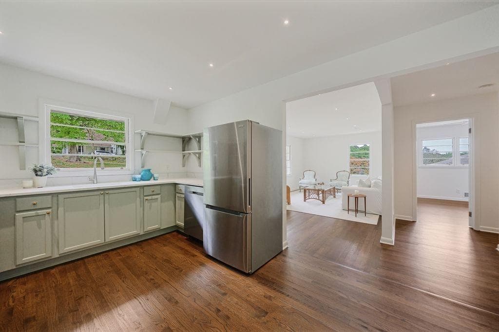 3 bedroom, 2 bathroom, 1,700 sq ft single family residence for sale at 805 Gertrude Place, Atlanta, GA 30318 — photo 4