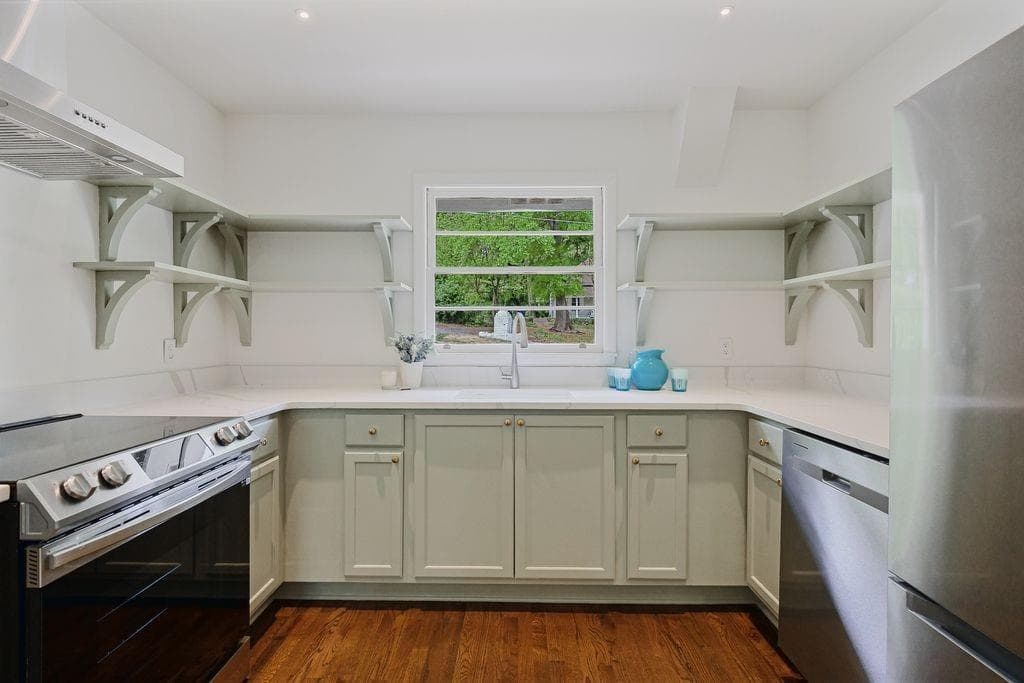 3 bedroom, 2 bathroom, 1,700 sq ft single family residence for sale at 805 Gertrude Place, Atlanta, GA 30318 — photo 5