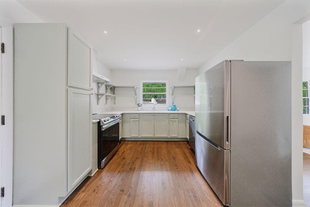 3 bedroom, 2 bathroom, 1,700 sq ft single family residence for sale at 805 Gertrude Place, Atlanta, GA 30318 — photo 6