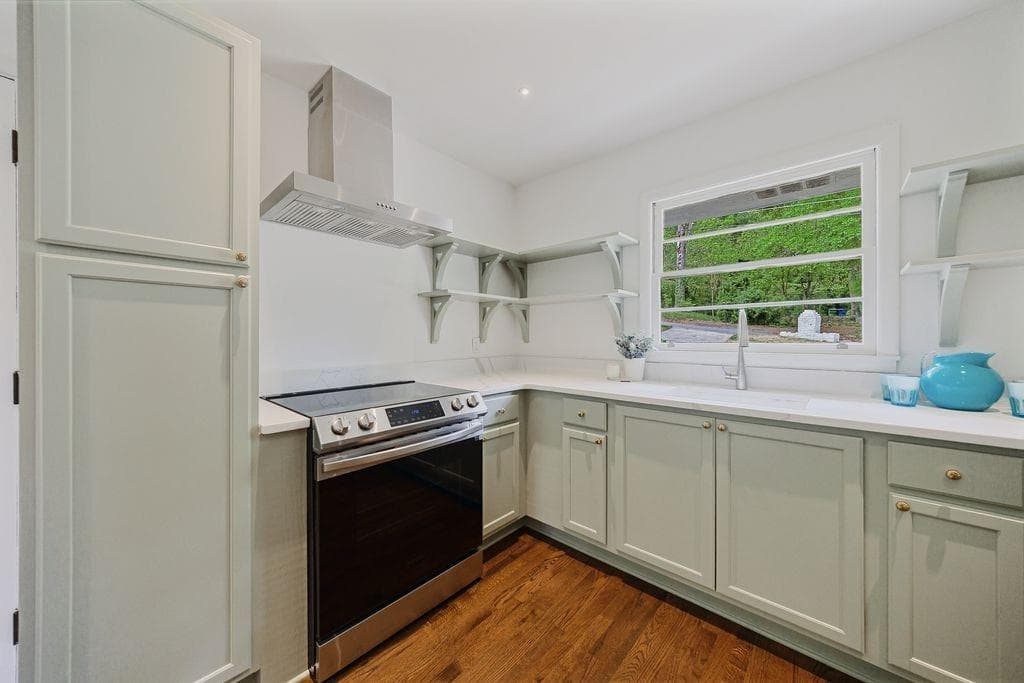 3 bedroom, 2 bathroom, 1,700 sq ft single family residence for sale at 805 Gertrude Place, Atlanta, GA 30318 — photo 7