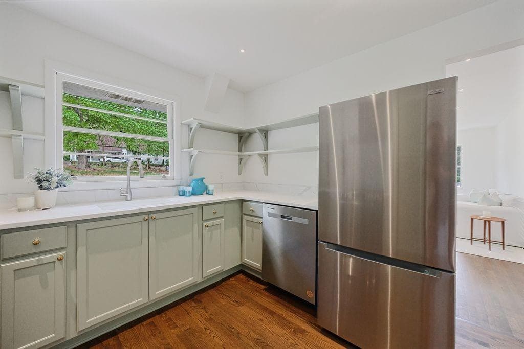 3 bedroom, 2 bathroom, 1,700 sq ft single family residence for sale at 805 Gertrude Place, Atlanta, GA 30318 — photo 8