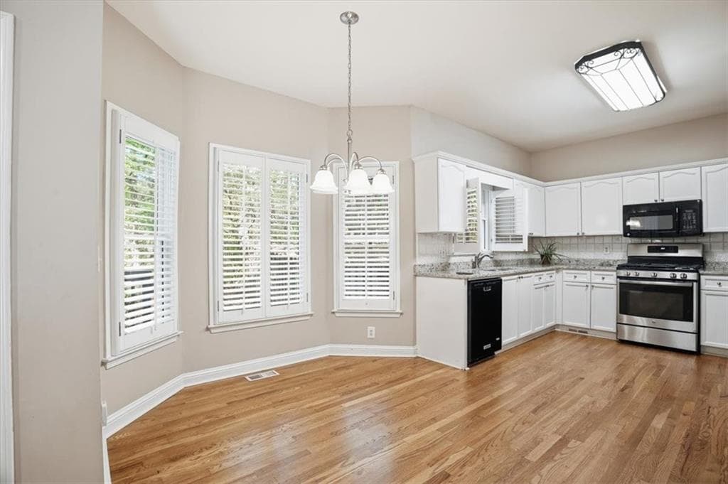 4 bedroom, 3 bathroom, 2,400 sq ft single family residence for sale at 1795 Ivey Trace, Cumming, GA 30041 — photo 2
