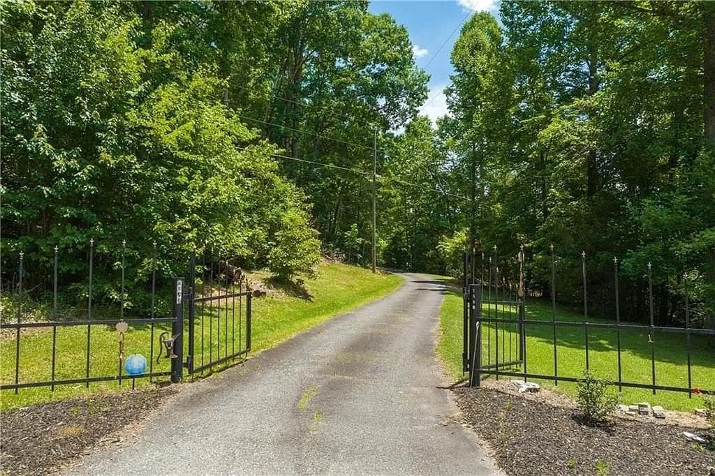 4 bedroom, 3 bathroom, 2,800 sq ft single family residence for rent at 7591 S Chestatee Street, Dahlonega, GA 30533 for $2,750 a month — photo 3