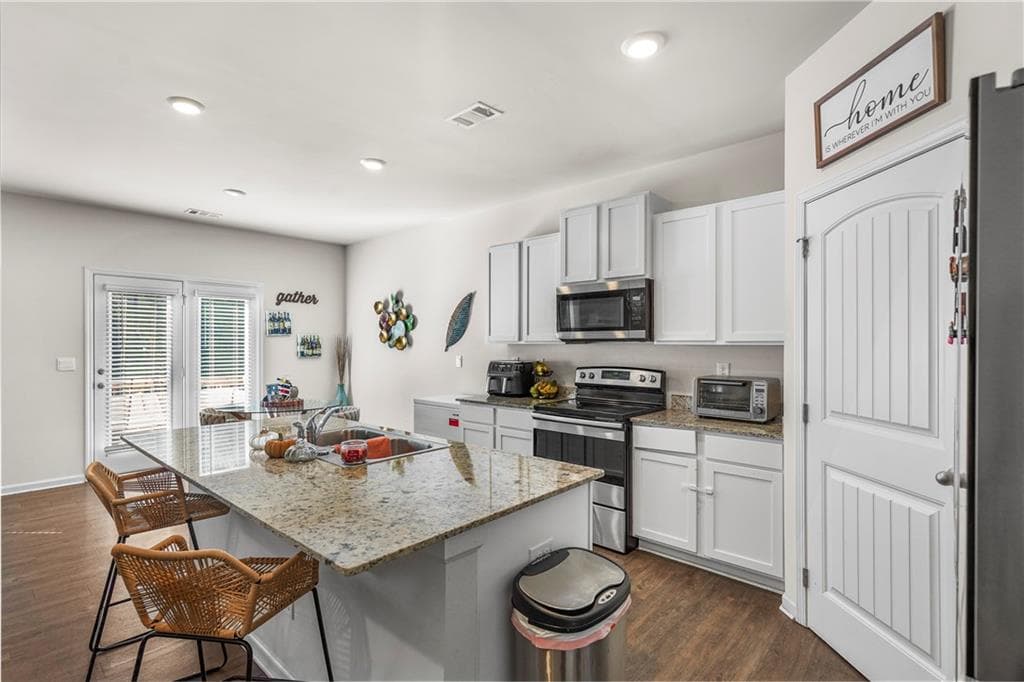 5 bedroom, 3 bathroom, 2,449 sq ft single family residence for sale at 499 Walnut Grove Way, Pendergrass, GA 30567 — photo 6