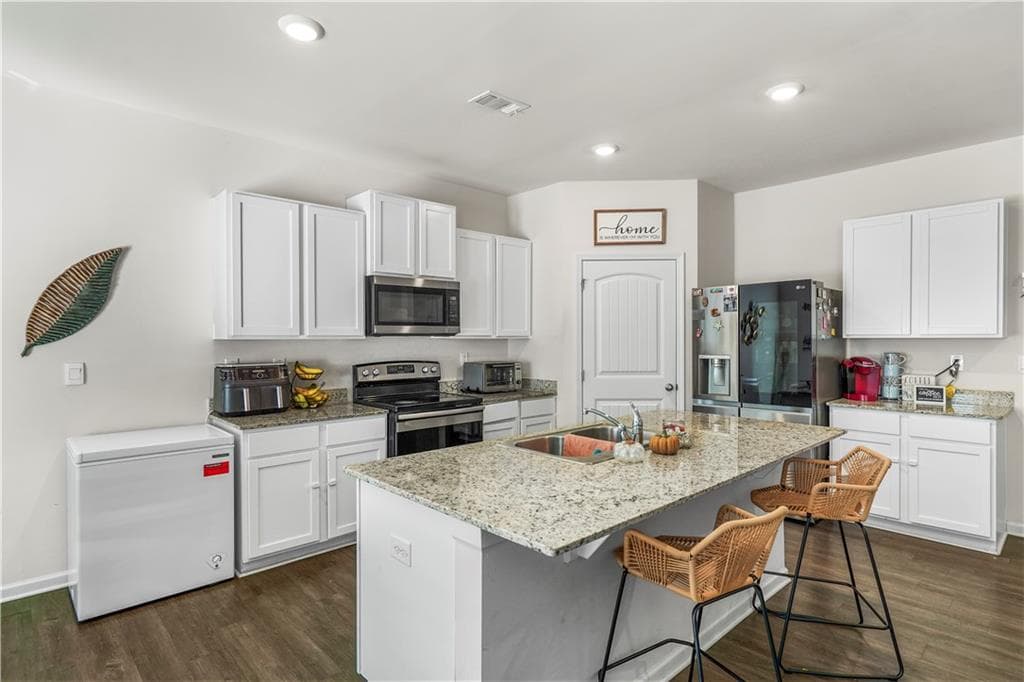 5 bedroom, 3 bathroom, 2,449 sq ft single family residence for sale at 499 Walnut Grove Way, Pendergrass, GA 30567 — photo 7