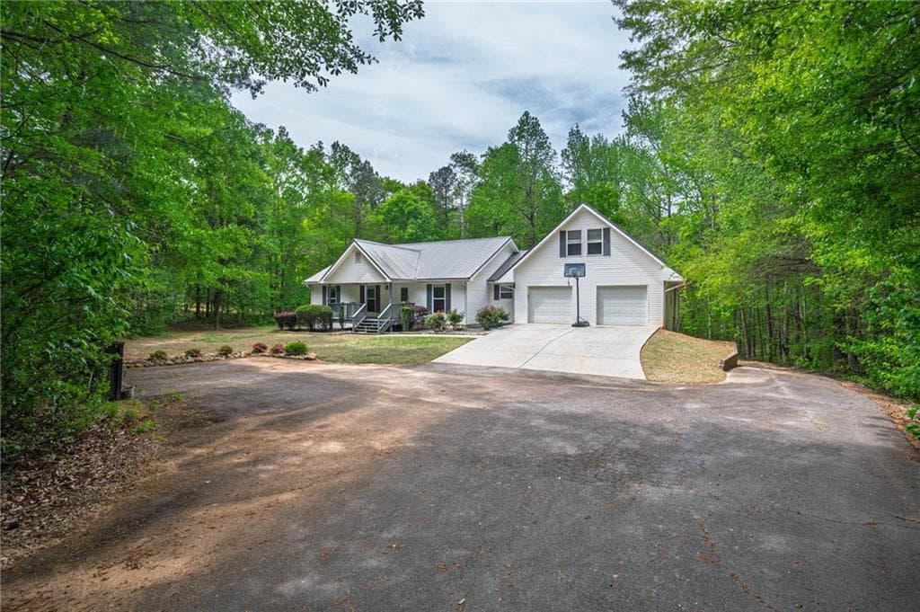 4 bedroom, 3 bathroom, 3,031 sq ft single family residence for sale at 281 Laney Drive, Locust Grove, GA 30248 — photo 3
