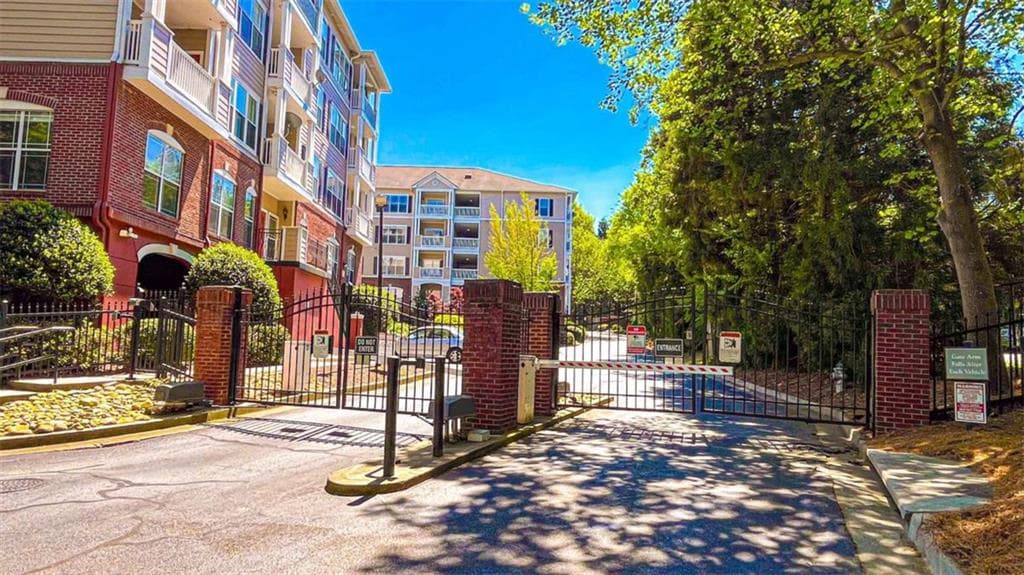 1 bedroom, 1 bathroom, 736 sq ft condominium for sale at 4333 Dunwoody Park 1209, Atlanta, GA 30338 — photo 2