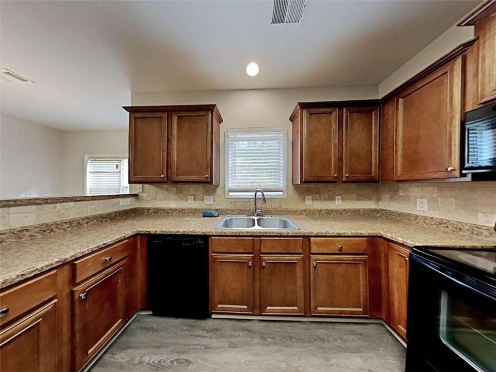 4 bedroom, 3 bathroom, 2,476 sq ft single family residence under contract at 3230 Arbor Oaks Drive, Snellville, GA 30039 — photo 3