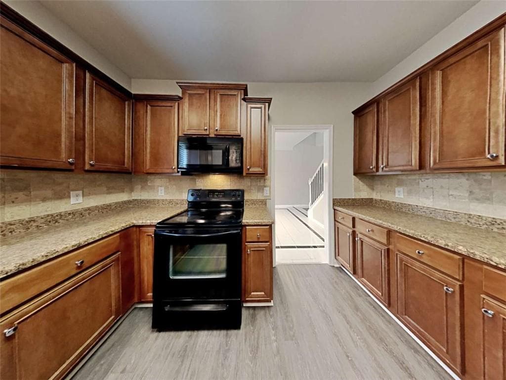 4 bedroom, 3 bathroom, 2,476 sq ft single family residence under contract at 3230 Arbor Oaks Drive, Snellville, GA 30039 — photo 5